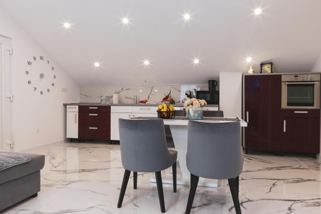Luxury Apartment Megy Оточац Экстерьер фото