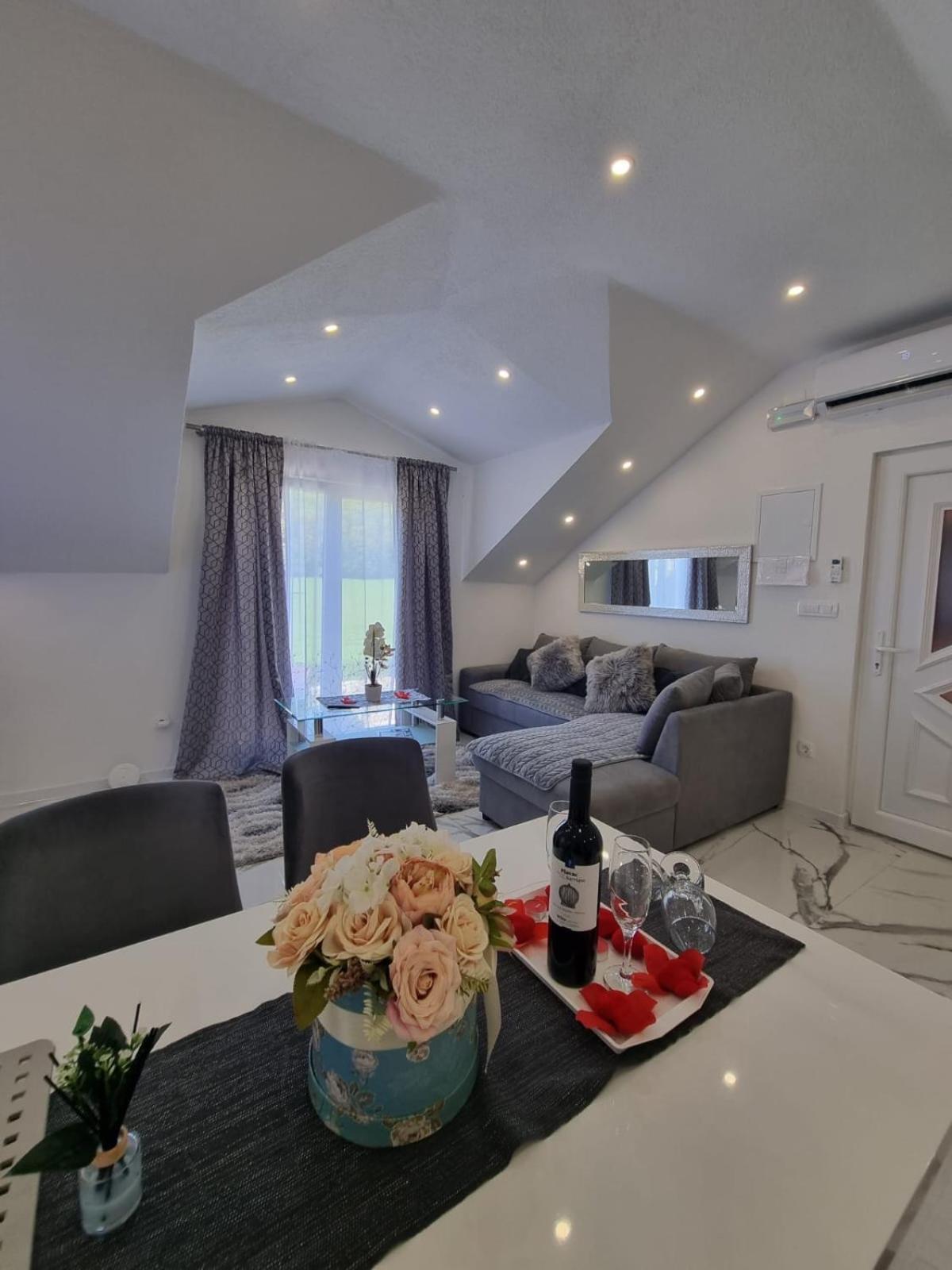 Luxury Apartment Megy Оточац Экстерьер фото