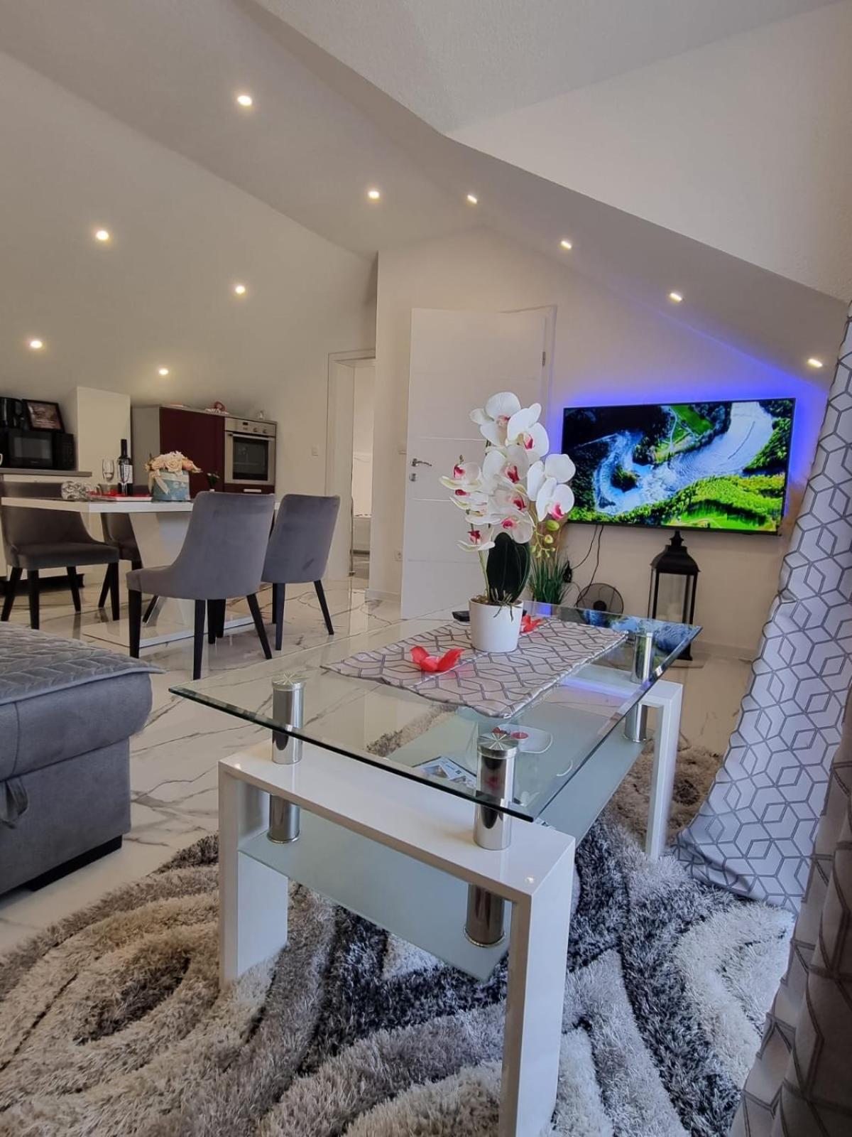Luxury Apartment Megy Оточац Экстерьер фото