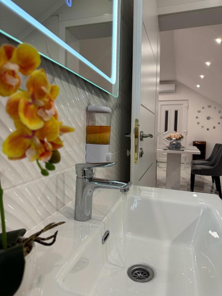 Luxury Apartment Megy Оточац Экстерьер фото