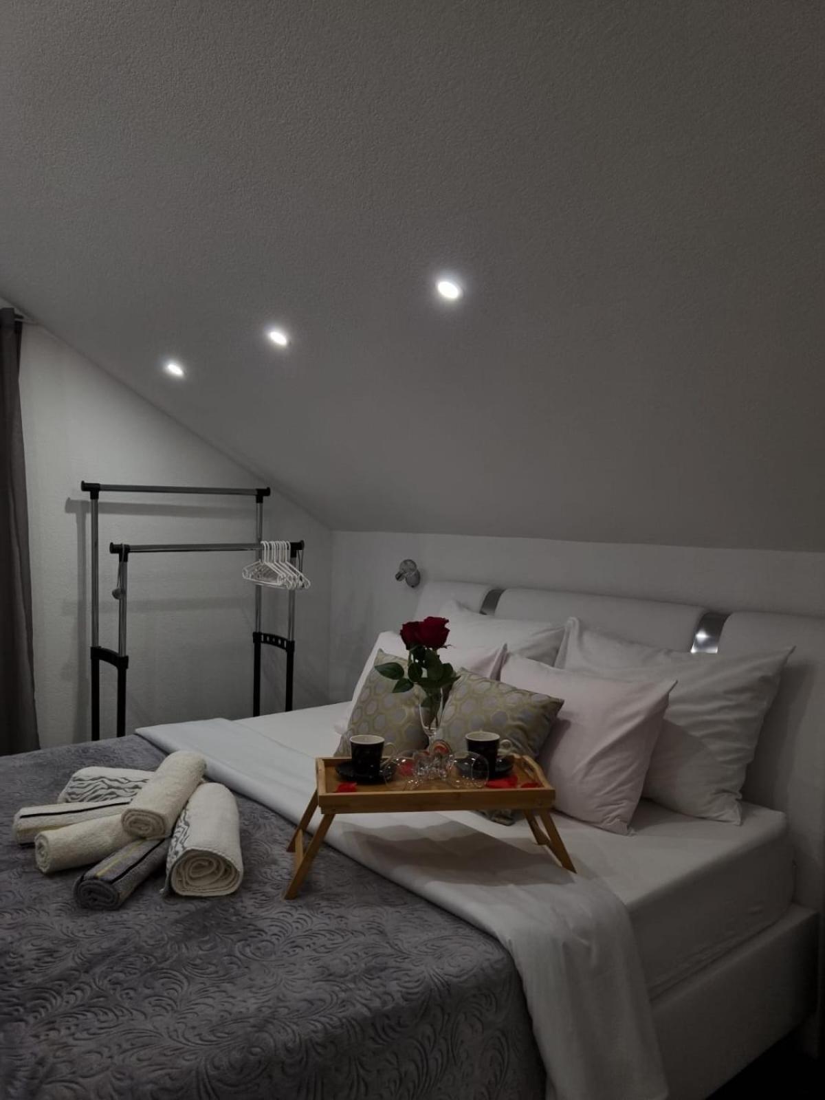 Luxury Apartment Megy Оточац Экстерьер фото