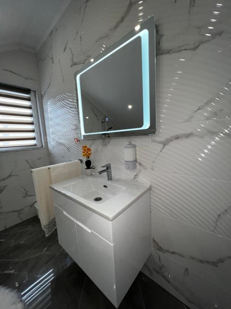 Luxury Apartment Megy Оточац Экстерьер фото