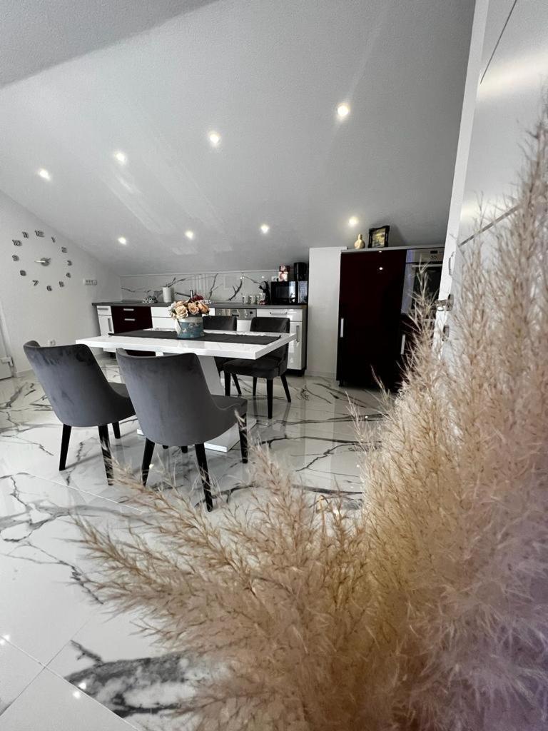 Luxury Apartment Megy Оточац Экстерьер фото