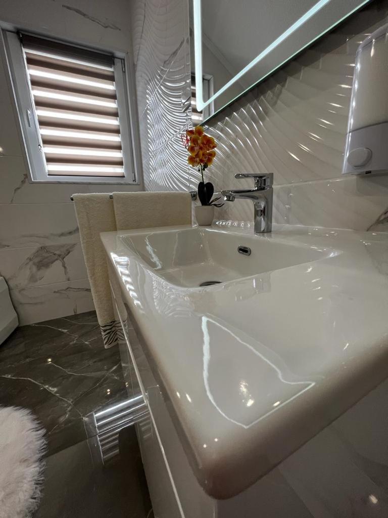 Luxury Apartment Megy Оточац Экстерьер фото
