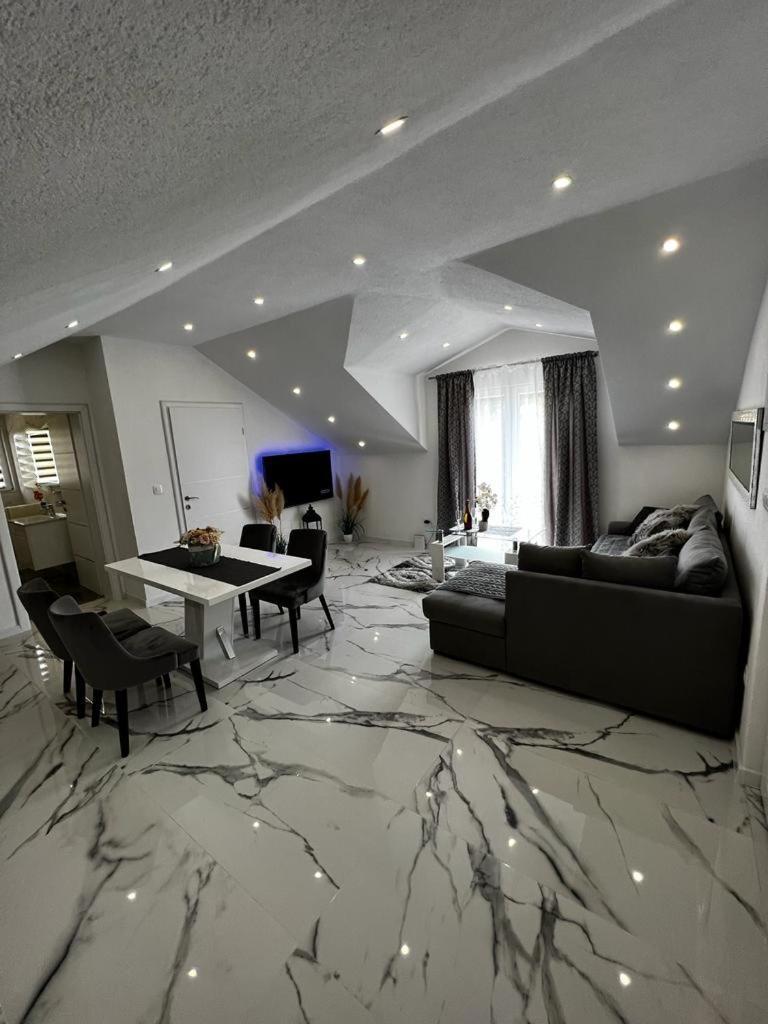 Luxury Apartment Megy Оточац Экстерьер фото