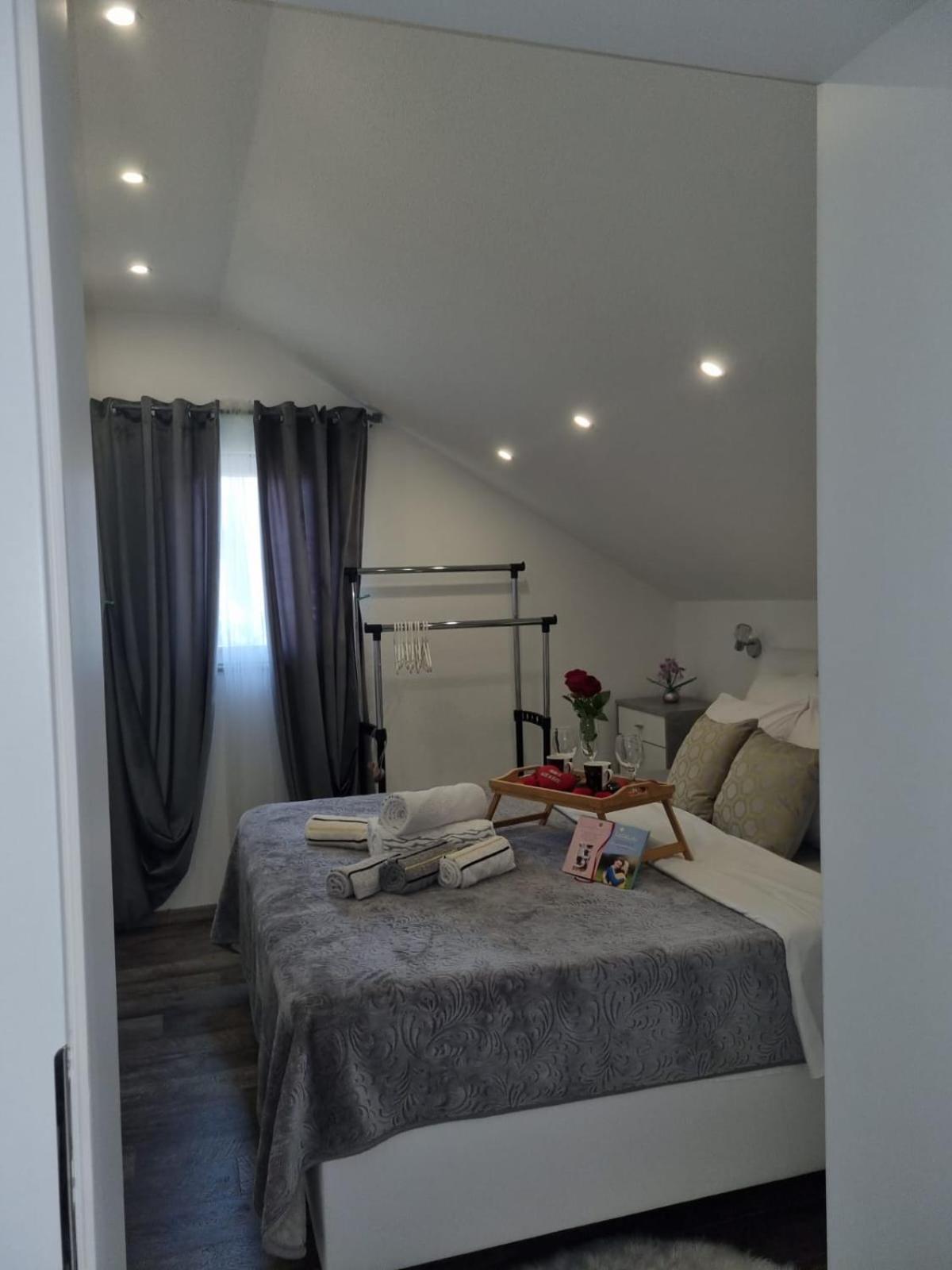 Luxury Apartment Megy Оточац Экстерьер фото